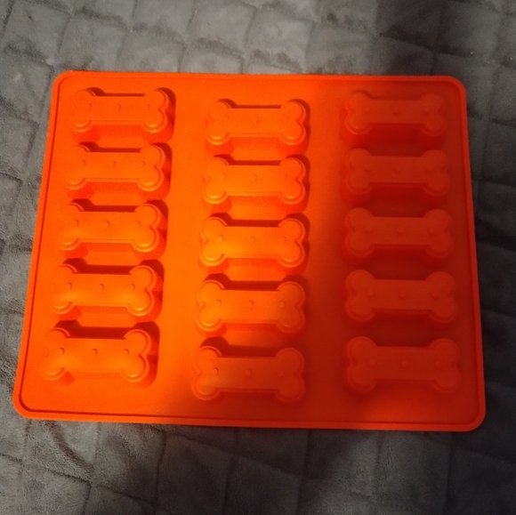 Bone-Shaped Silicone Mold Makes 15 Candy ,Cookie, Dog Bone Treats - Picture 1 of 2